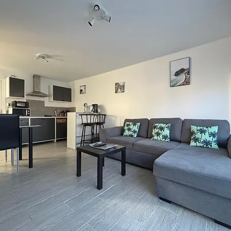 La Brise Marine Rdc Maison Cour Fermee Parking Et Terrasse A 800 M Omaha Avec Table De Ping Pong Proche Port En Bessin *