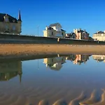 Feriehus La Brise Marine Rdc Maison Cour Fermee Parking Et Terrasse A 800 M Omaha Avec Table De Ping Pong Proche Port En Bessin *