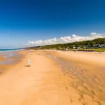La Brise Marine Rdc Maison Cour Fermee Parking Et Terrasse A 800 M Omaha Avec Table De Ping Pong Proche Port En Bessin Дом отдыха