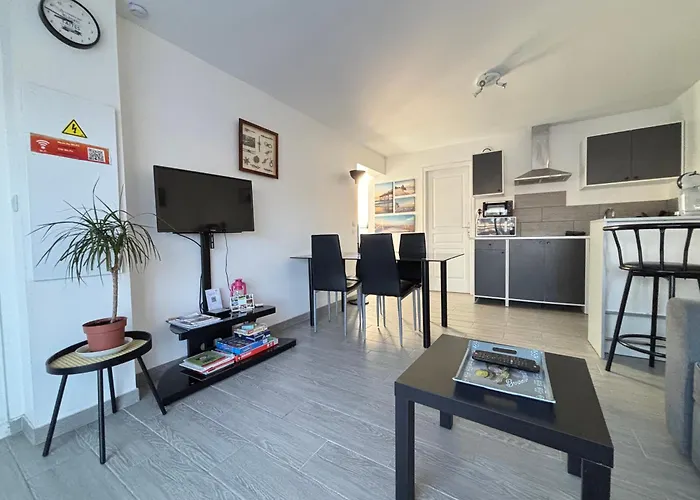 La Brise Marine Rdc Maison Cour Fermee Parking Et Terrasse A 800 M Omaha Avec Table De Ping Pong Proche Port En Bessin